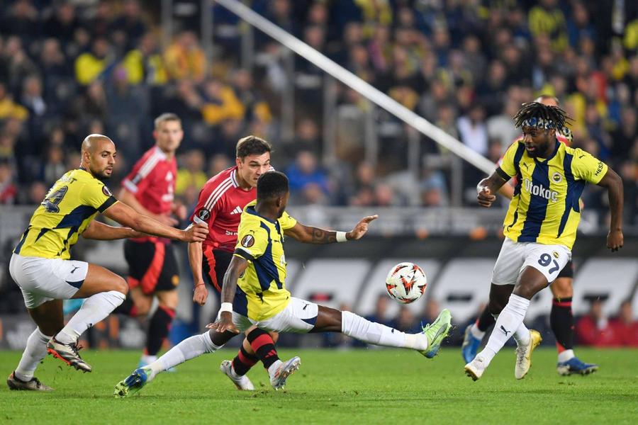 Manchester United (reprezentată de Manuel Ugarte la Istanbul), la ultimul meci din grupa de Europa League, va fi un nume care va face casă închisă pe Arena Națională peste trei luni / Foto: Imago Lovitură primită de Gigi Becali! Cât a costat-o pe FCSB înfrângerea din Scoția » Ce sumă are deja în cont campioana României după trei etape ale grupei!