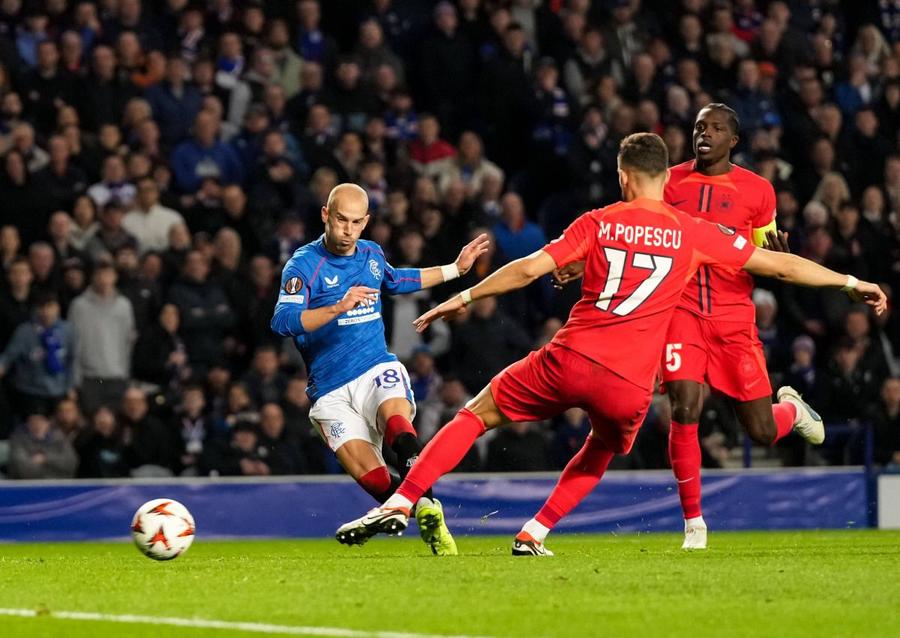 Golul al treilea al lui Rangers, înscris de Vaclav Cerny, a decis deja soarta meciului de la Glasgow (0-4) / Foto: Imago Lovitură primită de Gigi Becali! Cât a costat-o pe FCSB înfrângerea din Scoția » Ce sumă are deja în cont campioana României după trei etape ale grupei!