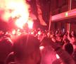 Torțe, fumigene și cântece: spectacol alb-roșu în fața hotelului, înainte de Hermannstadt - Dinamo