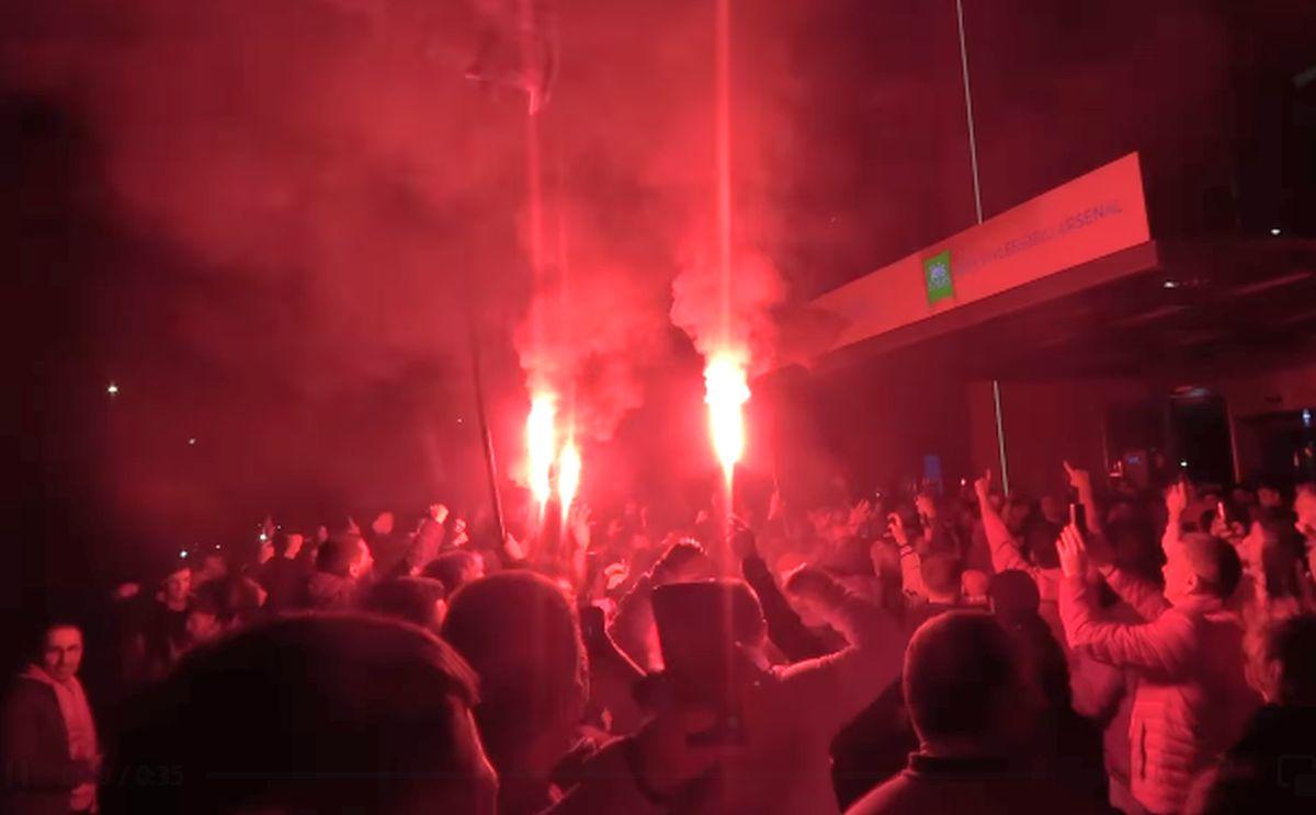 Torțe, fumigene și cântece: spectacol alb-roșu în fața hotelului, înainte de Hermannstadt - Dinamo