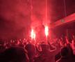 Torțe, fumigene și cântece: spectacol alb-roșu în fața hotelului, înainte de Hermannstadt - Dinamo