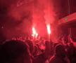 Torțe, fumigene și cântece: spectacol alb-roșu în fața hotelului, înainte de Hermannstadt - Dinamo