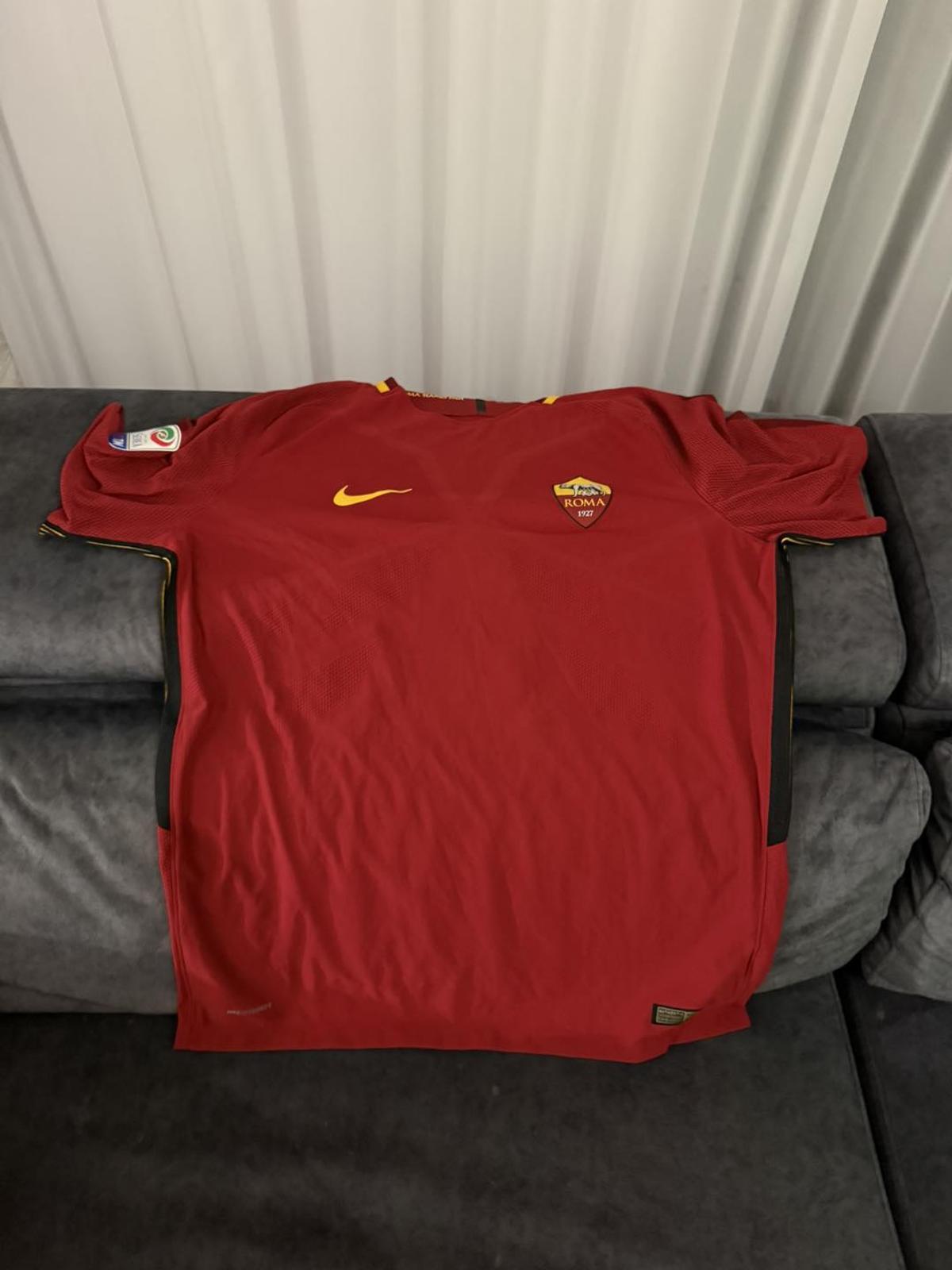 Tricourile scoase de Eric de Oliveira la licitație