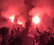 Torțe, fumigene și cântece: spectacol alb-roșu în fața hotelului, înainte de Hermannstadt - Dinamo