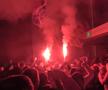 Torțe, fumigene și cântece: spectacol alb-roșu în fața hotelului, înainte de Hermannstadt - Dinamo