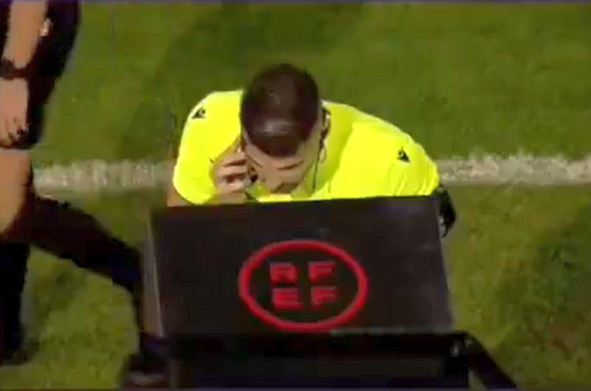 Imagini uluitoare! Arbitrul a luat telefonul și a vorbit la marginea terenului: „Greu de crezut”