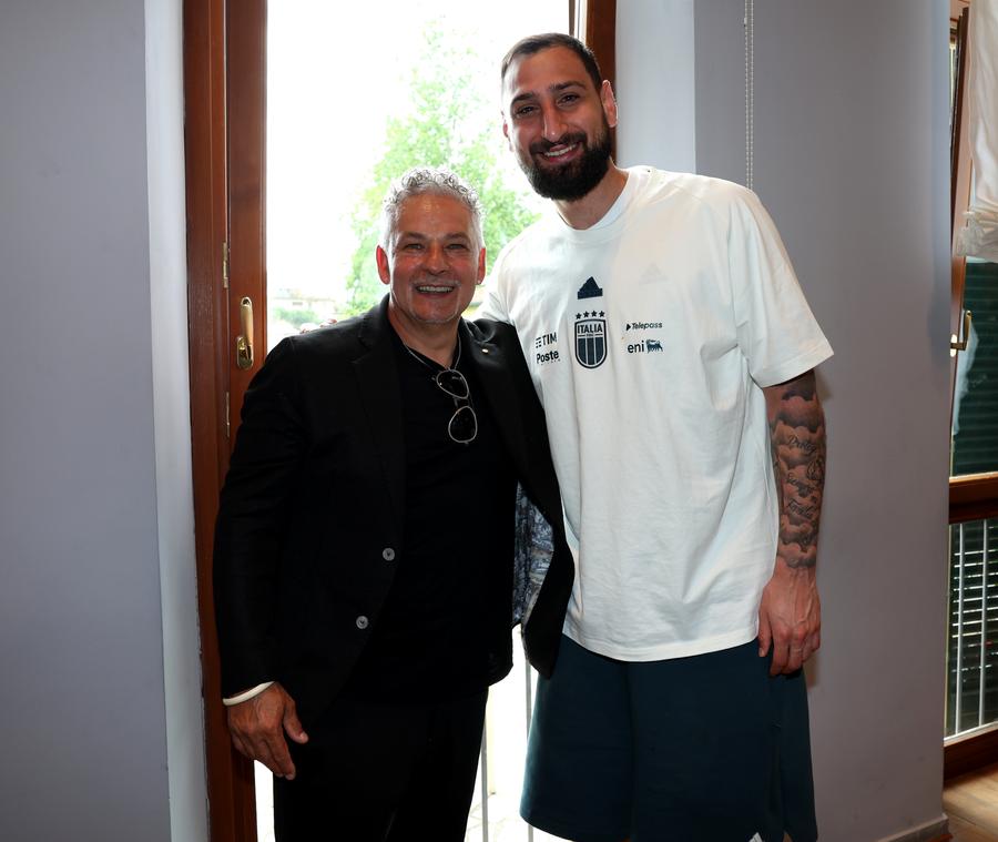 Roberto Baggio, alături de Gigio Donnarumma, în cantonamentul naționalei Italiei (2024) // FOTO: Getty Images „Dacă aș fi avut un cuțit, m-aș fi înjunghiat” » Povestea „Tragediei de la Pasadena” și drama lui Roberto Baggio