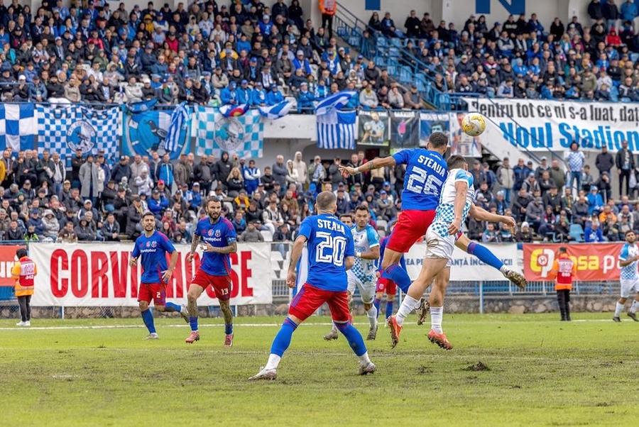 Liga 2 continuă sâmbătă cu primele 10 meciuri ale etapei 11. FOTO: Facebook @FC Corvinul 1921 Hunedoara „De multe ori cred că nici eu nu m-aș fi suportat” » Antrenorul care se bate la Superligă, dar nu promite promovarea: „Stai cu geanta în mașină să pleci acasă”