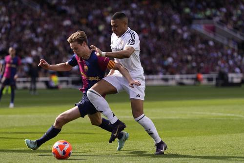 Kylian Mbappe și Frenkie de Jong sunt titularii cei mai bine plătiți de la Real Madrid și, respectiv, Barcelona / Foto: Imago