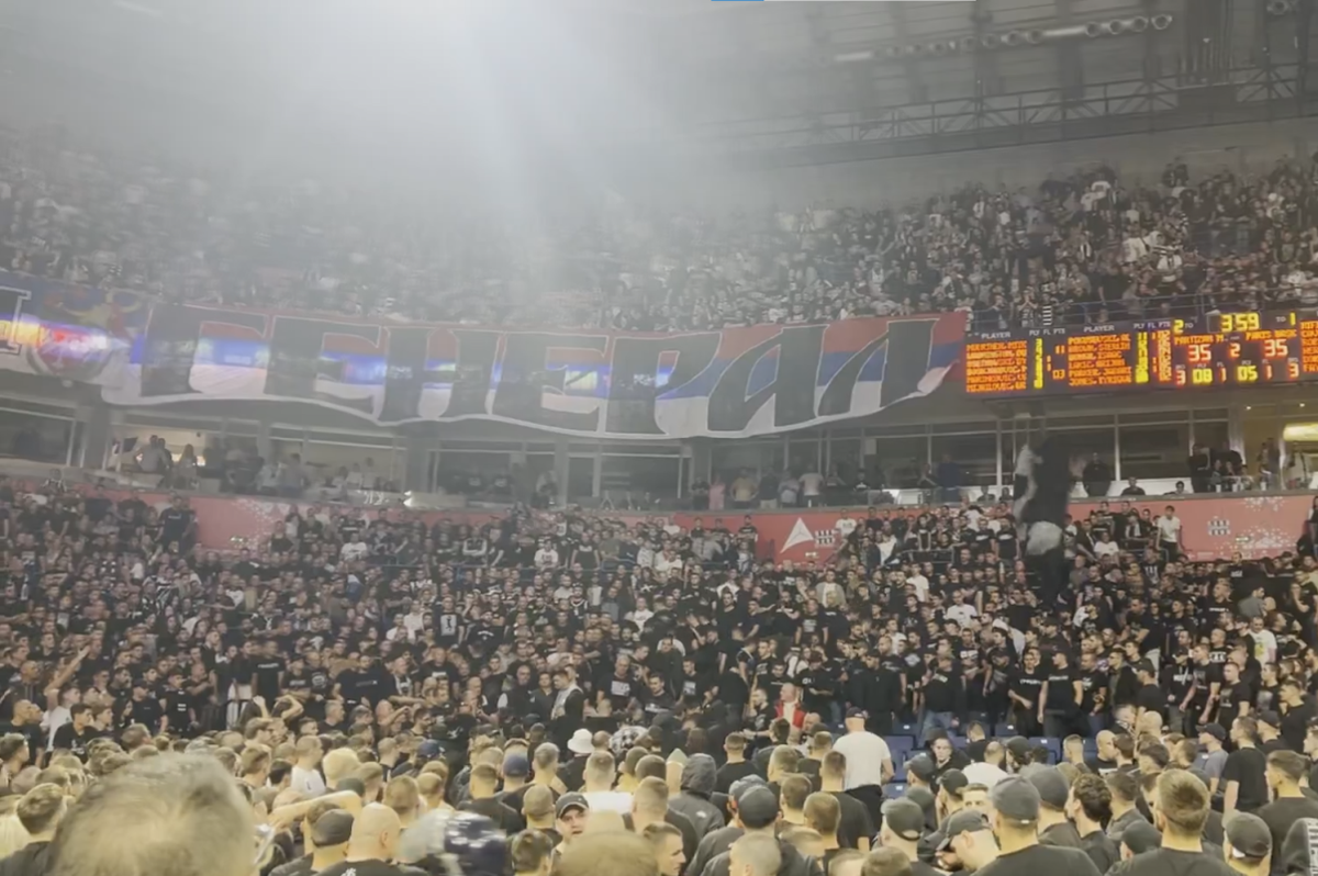 Scene șocante în Euroliga, chiar lângă România » Confruntare violentă între suporteri, după un mesaj politic