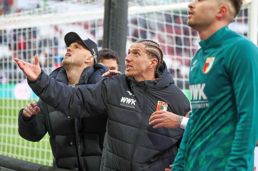 Jucătorii lui Augsburg au fost „scoși la tablă” de către ultrași // foto: Imago Images