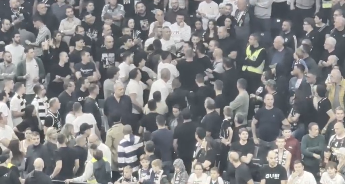 Scene șocante în Euroliga, chiar lângă România » Confruntare violentă între suporteri, după un mesaj politic