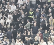 Scene șocante în Euroliga, chiar lângă România » Confruntare violentă între suporteri, după un mesaj politic