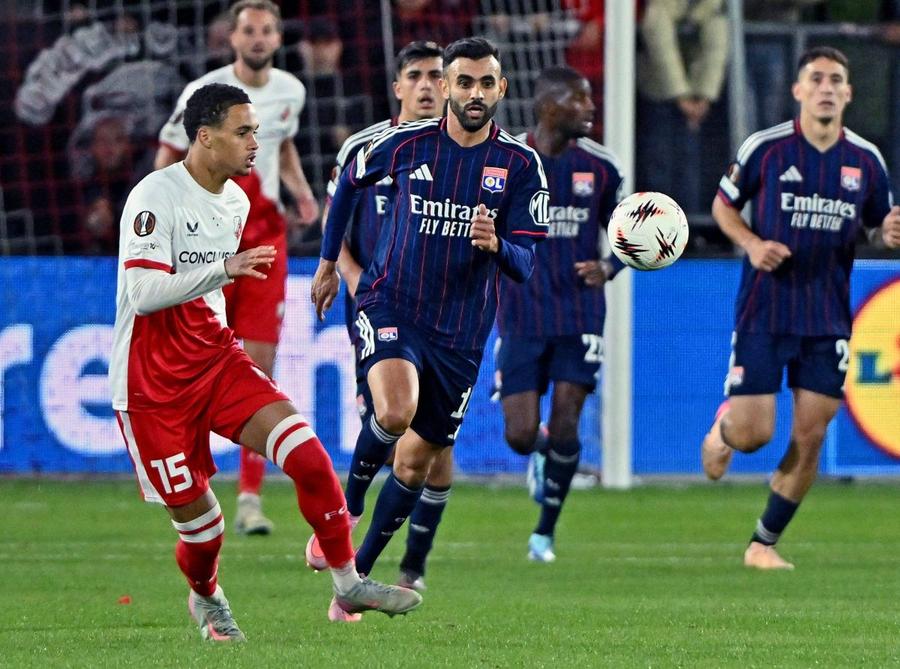 Algerianul Rashif Ghezzal, în acțiune la Lyon în meciul de la Utrecht / Foto: Imago Înfrângere la „masa verde”?! » A depus contestație la UEFA după ce adversara a folosit un fotbalist fără drept de joc