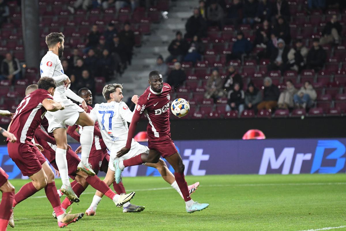 Țineți minte numele: noul puști-minune descoperit de Hagi e „Bombiță”, fiul lui Sabin Ilie! » Gol de senzație pentru Farul, cu procedeul lui Zidane!
