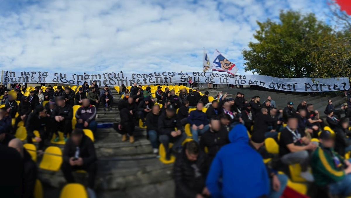„Ce avem noi aici?” » Suporterii Stelei, ironii la conducerea clubului: „Sunteți doar incompetenți sau de la cioban aveți parte?”