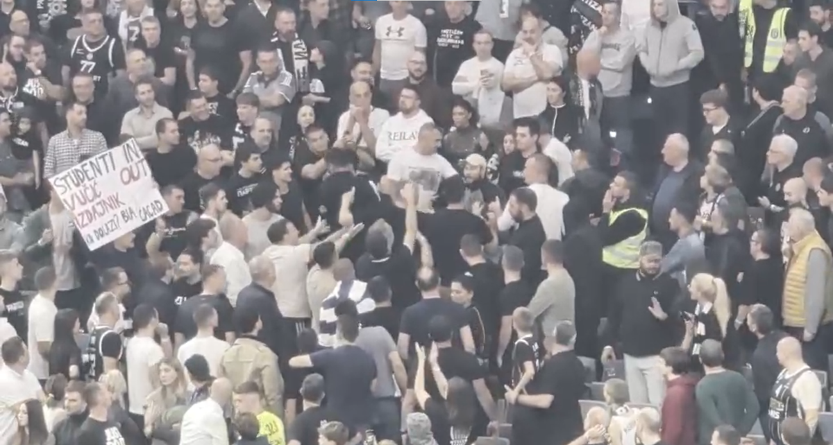 Scene șocante în Euroliga, chiar lângă România » Confruntare violentă între suporteri, după un mesaj politic