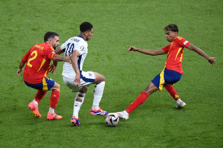 Dani Carvajal și Lamine Yamal, evoluând împreună pentru naționala Spaniei în finala EURO 2024 (FOTO: Getty Images) Real Madrid răspunde acuzațiilor lui Lamine Yamal înainte de „El Clasico”: „Un gest stupid și lipsit de respect”