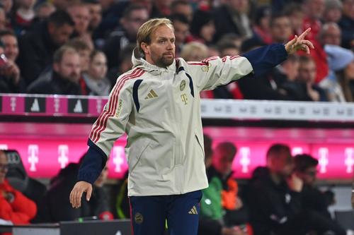 Secundul Aaron Danks va suplini absența lui Vincent Kompany pe banca lui Bayern / Foto: Imago