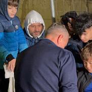 Laurențiu Reghecampf, autografe și poze cu fanii după derby-ul cu Rapid