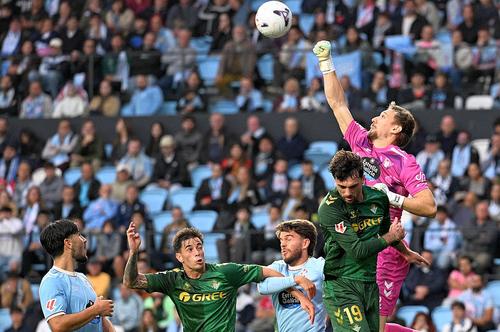 Ionuț Radu, în acțiune în Celta Vigo - Real Betis / foto: Guliver/gettyimages