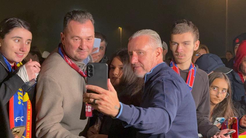 Laurențiu Reghecampf, autografe și poze cu fanii după derby-ul cu Rapid