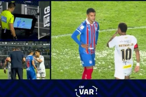 Arbitrul urmărește pe monitor conflictul dintre Neymar și Nestor înainte de a-l elimina pe jucătorul lui Santos FC / Foto: captură