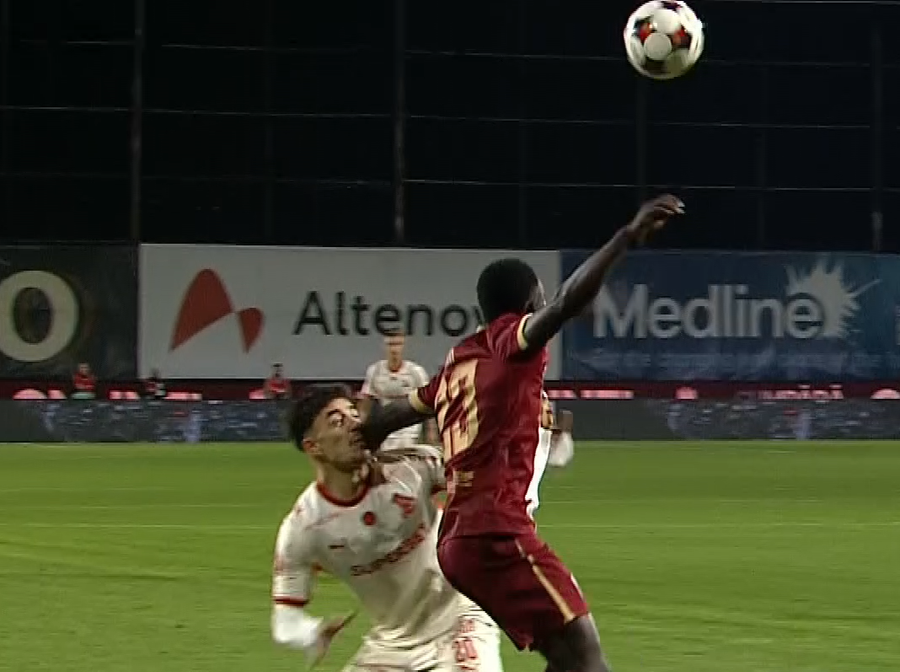 Faza la care Dinamo a cerut penalty // foto: captură Digi Sport 1 Dinamo revine în fața lui CFR Cluj și va încheia etapa pe primul loc! Noul clasament în Superligă