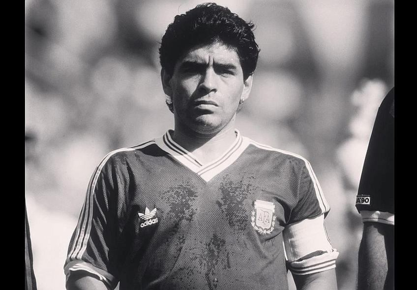 Diego Maradona, unul dintre cei mai mari fotbaliști din istoria fotbalului, s-a stins astăzi din viața, la 60 de ani.