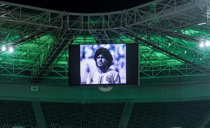 Diego Maradona, unul dintre cei mai mari fotbaliști din istoria fotbalului, s-a stins astăzi din viața, la 60 de ani.