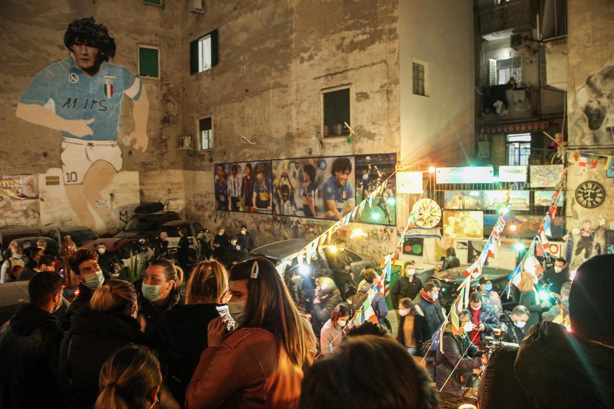 Imaginile durerii » Fanii lui Maradona își plâng idolul în stradă