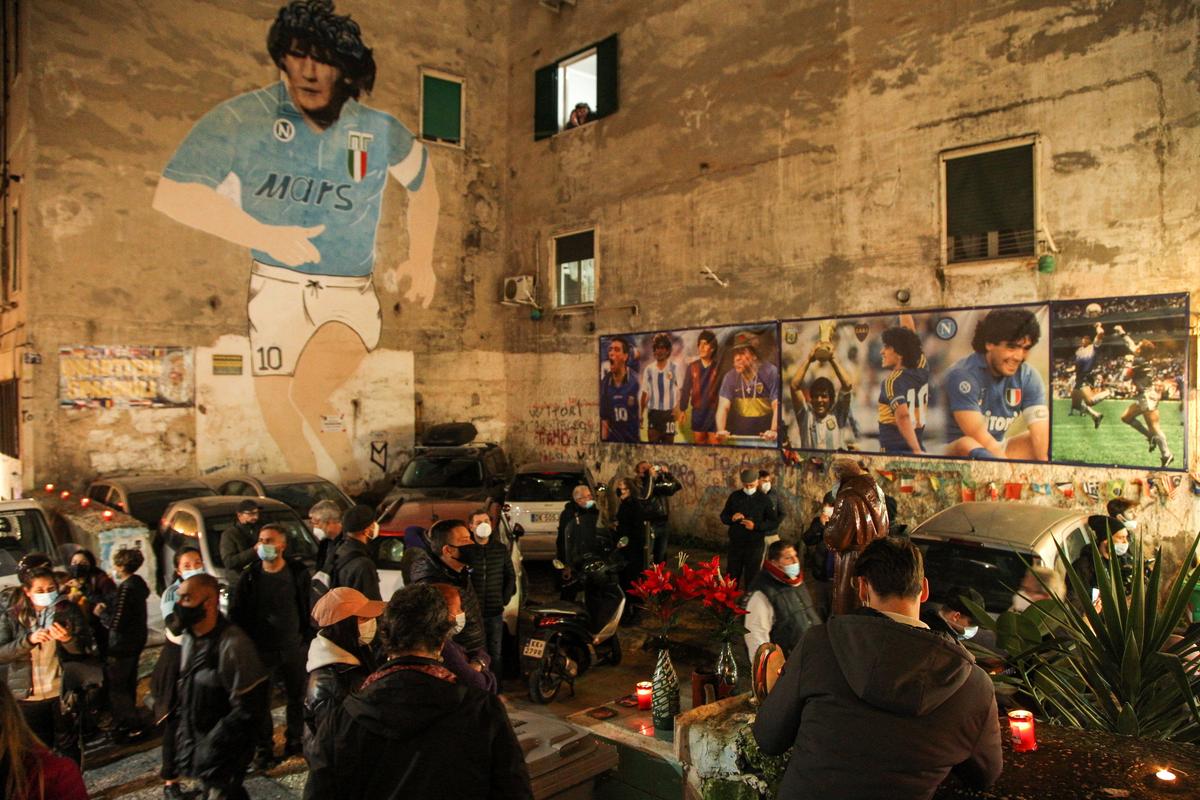 Imaginile durerii » Fanii lui Maradona își plâng idolul în stradă