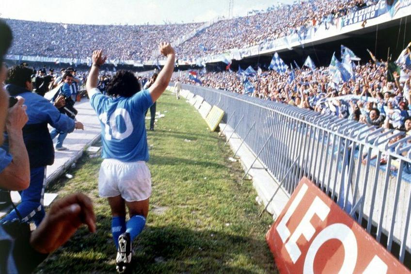 Diego Maradona, unul dintre cei mai mari fotbaliști din istoria fotbalului, s-a stins astăzi din viața, la 60 de ani.