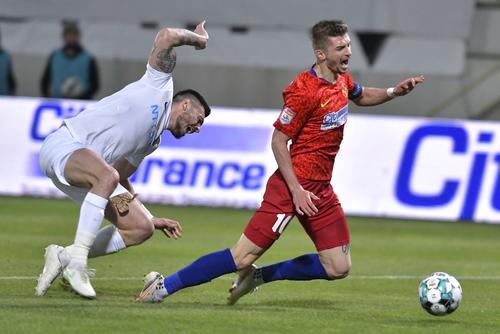 CFR Cluj și FCSB, cele mai puternice echipe din Liga 1, sunt un exemplu și pentru instabilitatea din România. Principalele candidate la titlu au suferit schimbări majore pe parcursul turului.