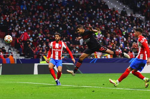 Fostul curier, care în 2016 juca la amatori, Junior Messias o ține pe Milan în cursa calificării cu golul său cu capul, din deplasarea cu Atletico Madrid, scor 1-0. Brazilianul, debutant în Ligă la 30 de ani, a marcat la prima ocazie.