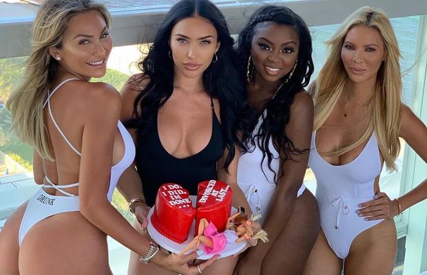 După 2 ani de luptă, a divorțat de starul NFL și a dat o mega petrecere în bikini! Ce mesaj haios a scris pe tort