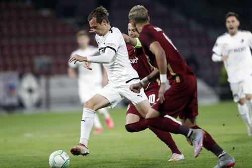 CFR Cluj trebuie s-o învingă pe Randers ca să obțină mai curând salariile neplătite de trei luni. Un succes în Conference League i-ar aduce clubului 500.000 de euro și ar mai slăbi presiunea care apasă conducerea.