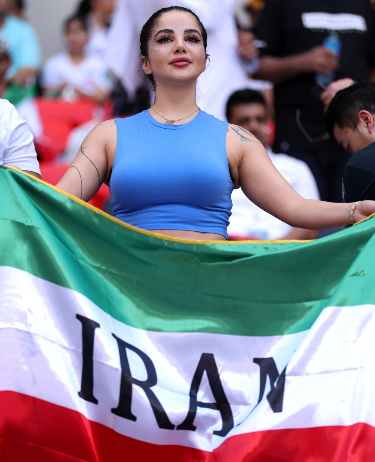 Emoționant! Râuri de lacrimi în tribune: iranienii s-au emoționatt la imn, în amintirea Mahsei Amini
