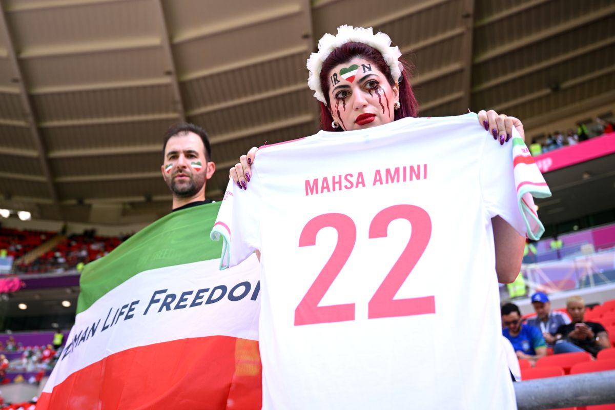Emoționant! Râuri de lacrimi în tribune: iranienii s-au emoționatt la imn, în amintirea Mahsei Amini