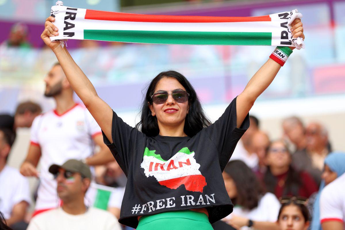 Emoționant! Râuri de lacrimi în tribune: iranienii s-au emoționatt la imn, în amintirea Mahsei Amini
