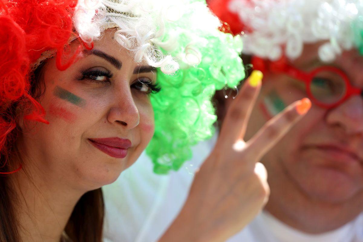 Imagini de-a dreptul emoționante surprinse în tribune la Țara Galilor - Iran » Lacrimi și „sânge” în memoria Mahsei Amini