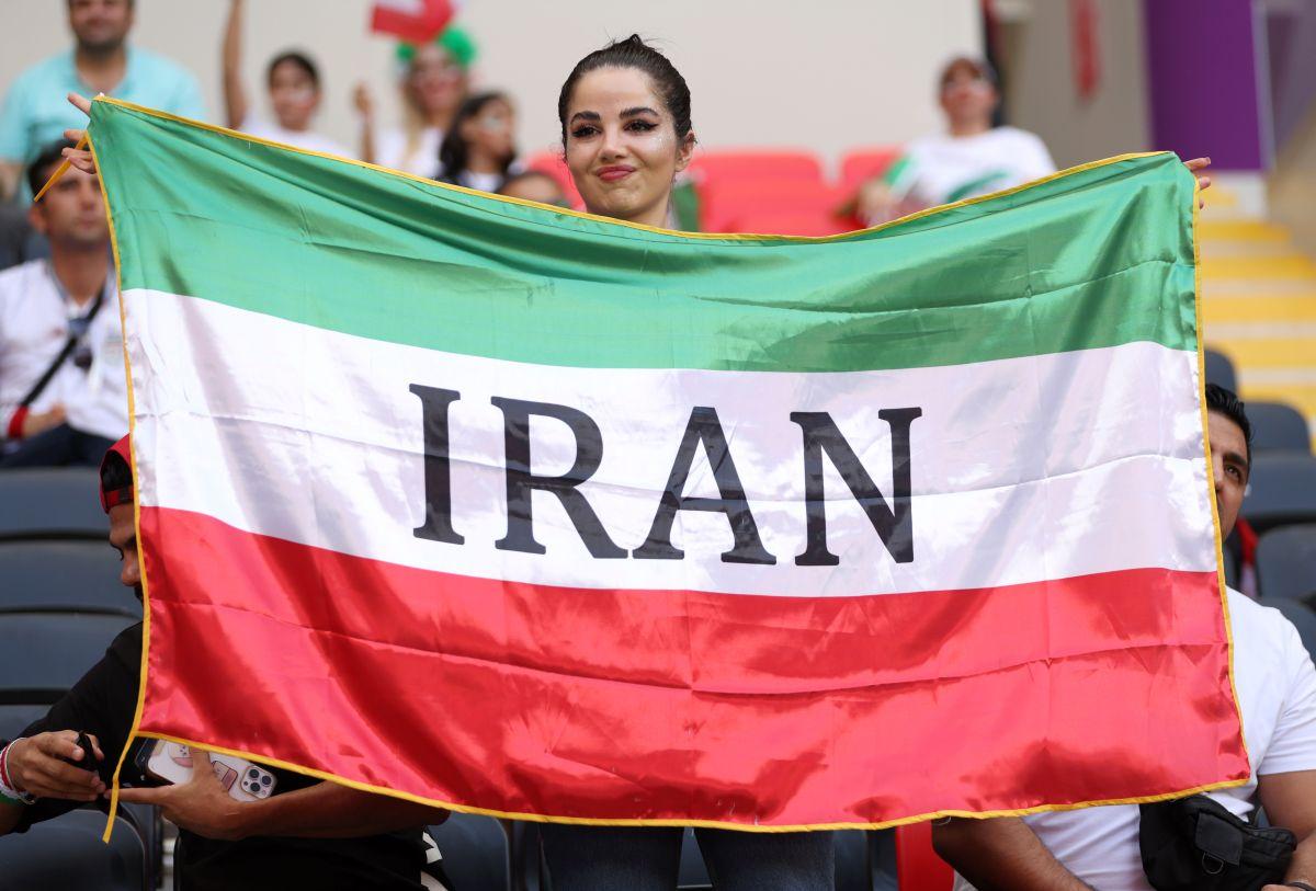 Emoționant! Râuri de lacrimi în tribune: iranienii s-au emoționatt la imn, în amintirea Mahsei Amini