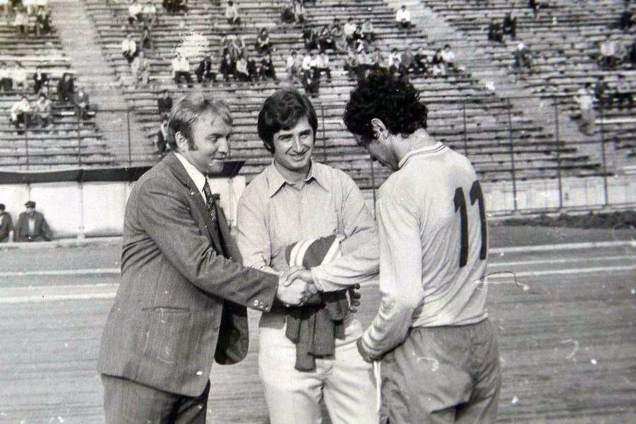 Viorel Mateianu, Nichi Dumitriu și Mircea Lucescu (foto: arhiva GSP) Legenda stabilită în Grecia a ajuns să nu se mai poată uita la meciurile Rapidului: „Are și așteptarea asta o limită!”