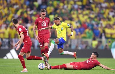 Neymar, cel mai faultat jucător de la Mondial! Un sârb i-a răsucit glezna înfiorător! Dar selecționerul Braziliei e convins: „Va mai juca!”