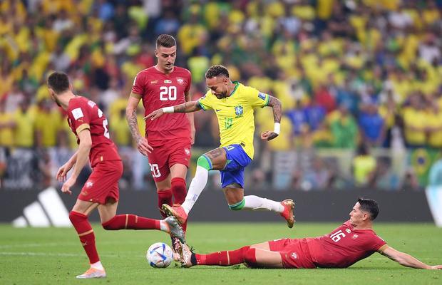 Neymar, cel mai faultat jucător de la Mondial! Un sârb i-a răsucit glezna înfiorător! Dar selecționerul Braziliei e convins: „Va mai juca!”