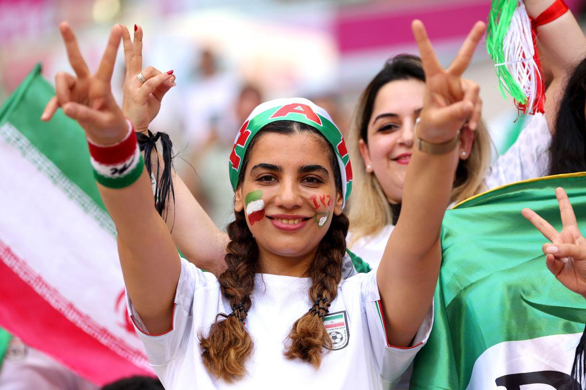 Imagini de-a dreptul emoționante surprinse în tribune la Țara Galilor - Iran » Lacrimi și „sânge” în memoria Mahsei Amini