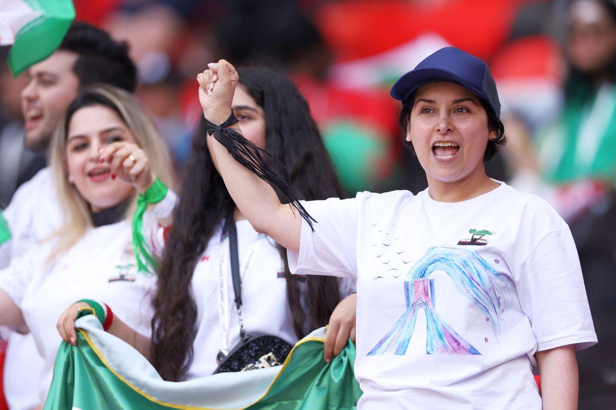 Emoționant! Râuri de lacrimi în tribune: iranienii s-au emoționatt la imn, în amintirea Mahsei Amini