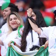 Suporterii Iranianului au oferit momente emoționante la startul meciului cu Țara Galilor de la Campionatul Mondial / Sursă foto: Guliver/Getty Images