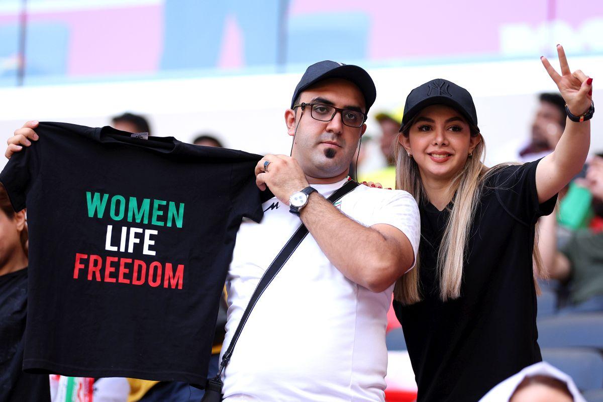 Emoționant! Râuri de lacrimi în tribune: iranienii s-au emoționatt la imn, în amintirea Mahsei Amini