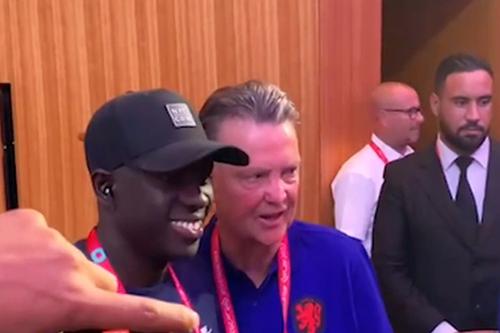 Louis Van Gaal, alături de jurnalistul senegalez Papa Mahmoud Gueye / Sursă foto: De Telegraaf